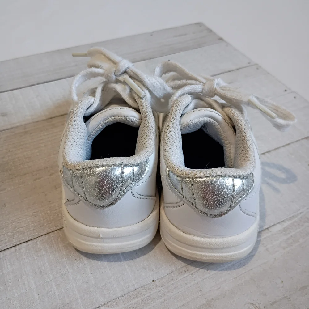 K-Swiss Kids' Size 5C Sneakers in White and Silver Has Wear See Photos
